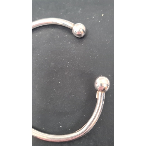 567 - 925 Silver bangle. 7cm