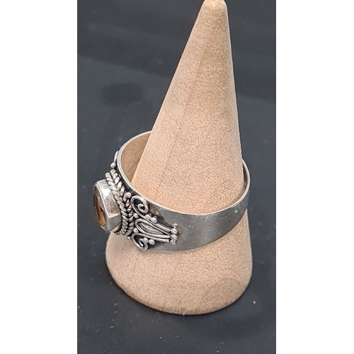 570 - 925 Silver ring with orange gemstone and wired styling. Size S