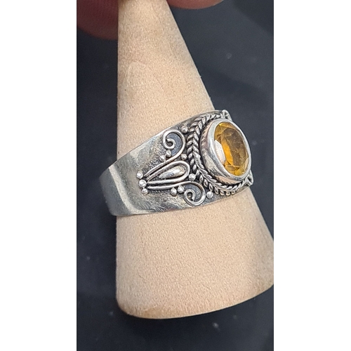 570 - 925 Silver ring with orange gemstone and wired styling. Size S