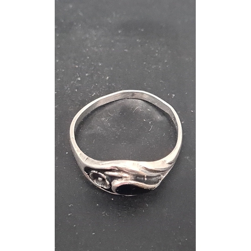 573 - 925 Silver ring with black stone and flower design. Size M+