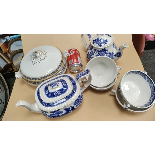 537 - Selection of mainly willow blue and white ceramics