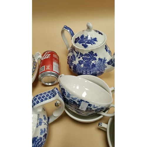 537 - Selection of mainly willow blue and white ceramics