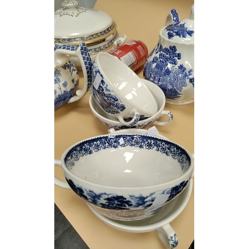 537 - Selection of mainly willow blue and white ceramics