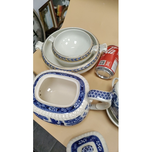 537 - Selection of mainly willow blue and white ceramics