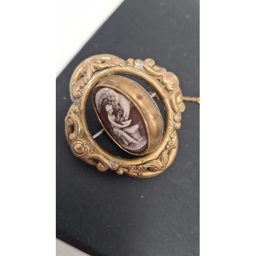 590 - Victorian mourning brooch with cameo swivel yellow metal