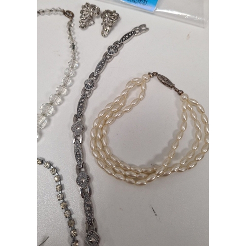 592 - Job lot of jewellery to include faceted beaded necklace and two bracelets