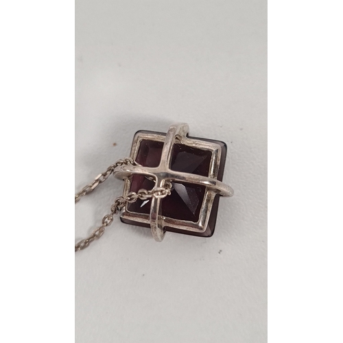 594 - 925 silver necklace with garnet colour stone