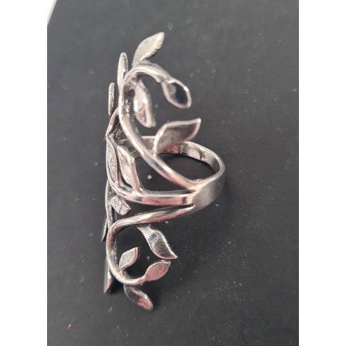 595 - 925 silver leaf design statement ring. Size P