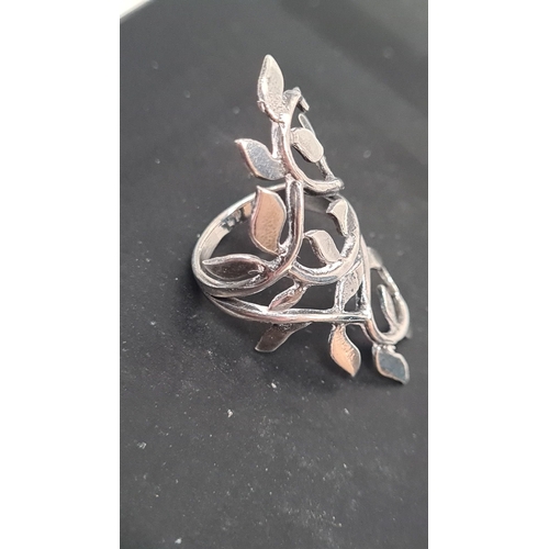 595 - 925 silver leaf design statement ring. Size P