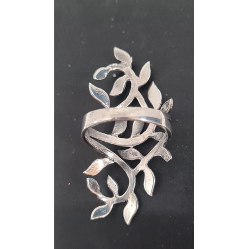 595 - 925 silver leaf design statement ring. Size P