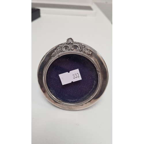 611 - 900 silver picture frame. 8cm diameter