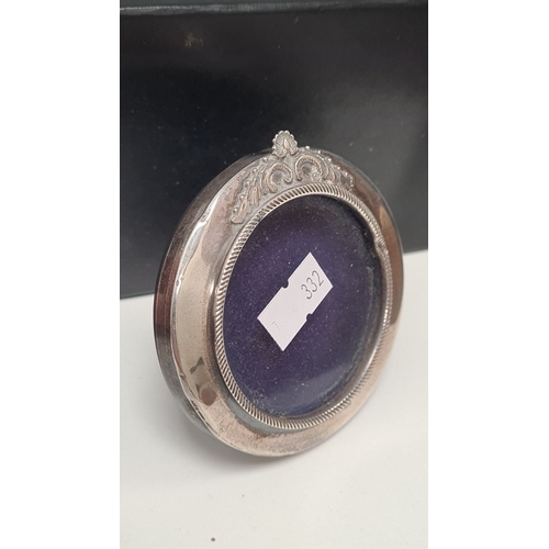 611 - 900 silver picture frame. 8cm diameter