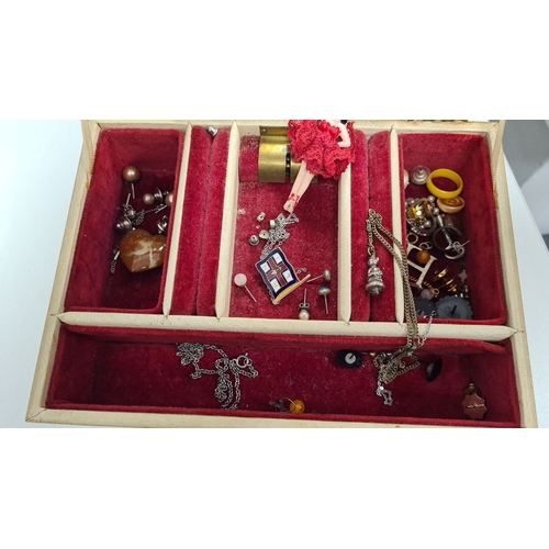 613 - Jewellery box of costume jewellery