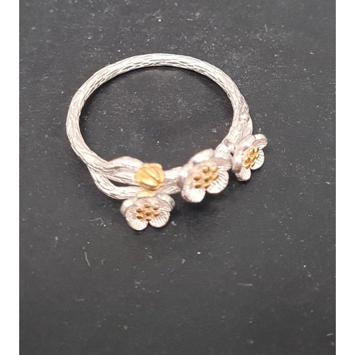 622 - 900 marked Silver flower ring. Size N