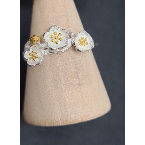 622 - 900 marked Silver flower ring. Size N