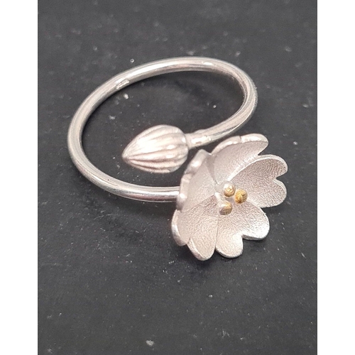 627 - 900 marked silver flower ring. Size M