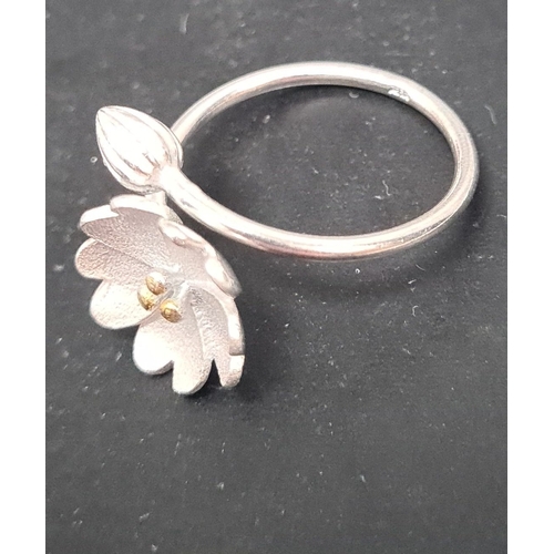 627 - 900 marked silver flower ring. Size M