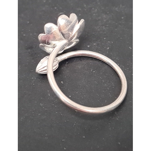 627 - 900 marked silver flower ring. Size M