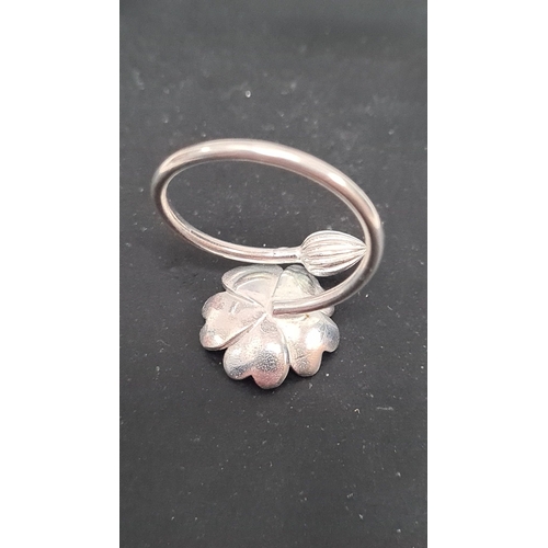 627 - 900 marked silver flower ring. Size M