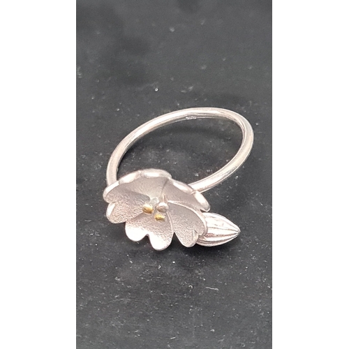 627 - 900 marked silver flower ring. Size M