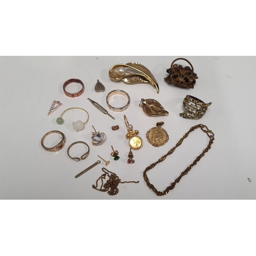 629 - Job lot of vintage yellow metal jewellery to include brooches, rings, earrings and a pendant