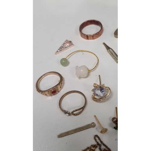 629 - Job lot of vintage yellow metal jewellery to include brooches, rings, earrings and a pendant