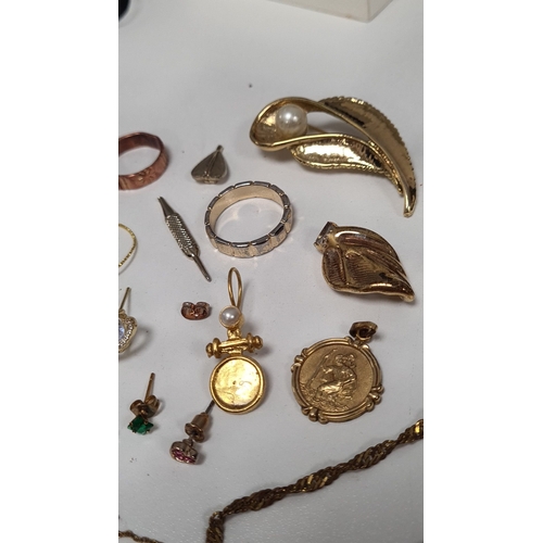 629 - Job lot of vintage yellow metal jewellery to include brooches, rings, earrings and a pendant