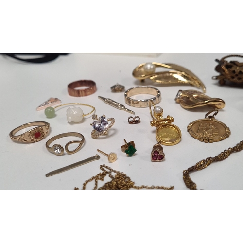 629 - Job lot of vintage yellow metal jewellery to include brooches, rings, earrings and a pendant