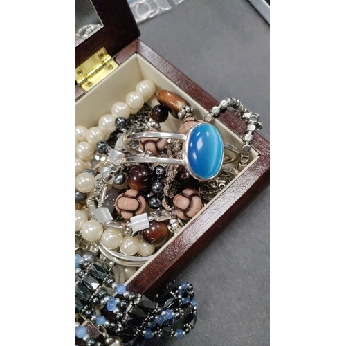 639 - Jewellery box full of costume jewellery