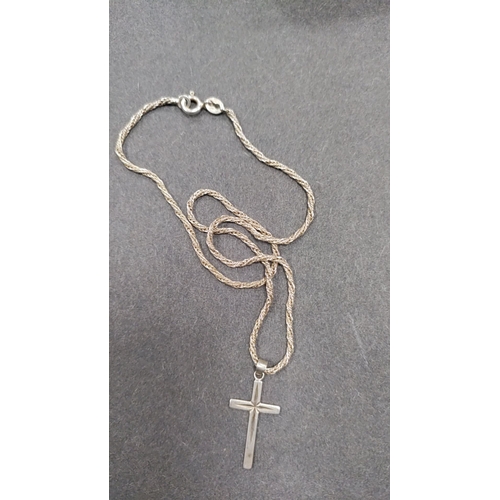 646 - 925 silver chain with cross pendant 36cm long