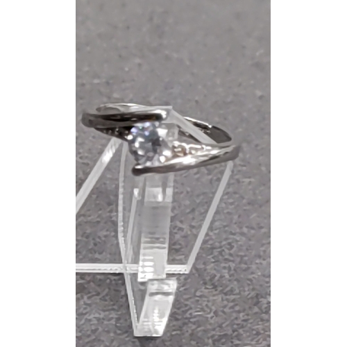 652 - 925 silver clear stone ring size K