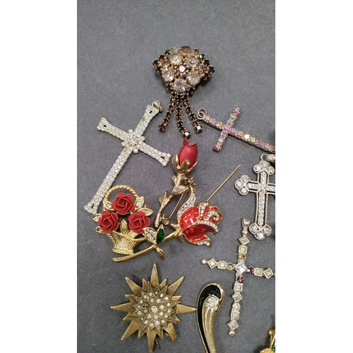 653 - Bag of costume jewellery mainly brooches