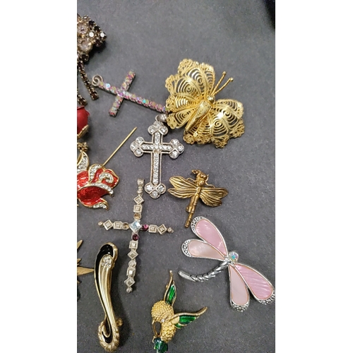 653 - Bag of costume jewellery mainly brooches