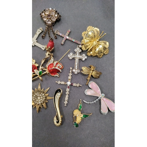 653 - Bag of costume jewellery mainly brooches