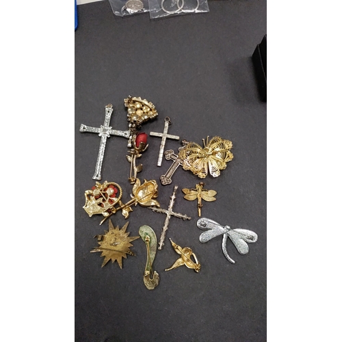 653 - Bag of costume jewellery mainly brooches