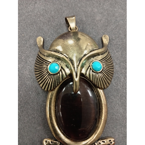 13 - Large yellow metal owl pendant H 7cm