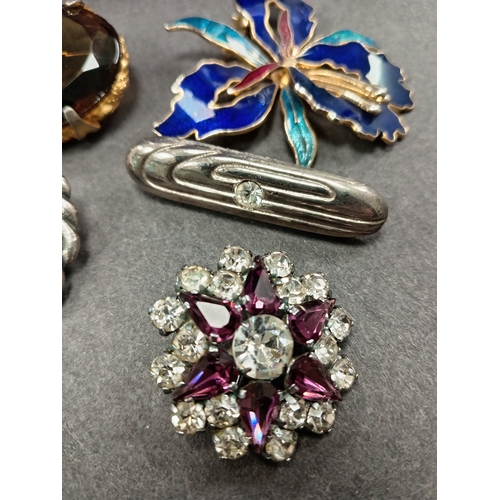 18 - Five vintage brooches