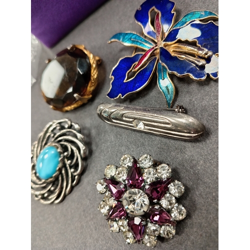 18 - Five vintage brooches