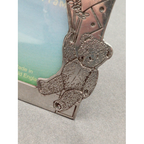 149 - Pewter bear with balloons picture frame H 9cm x W 8cm