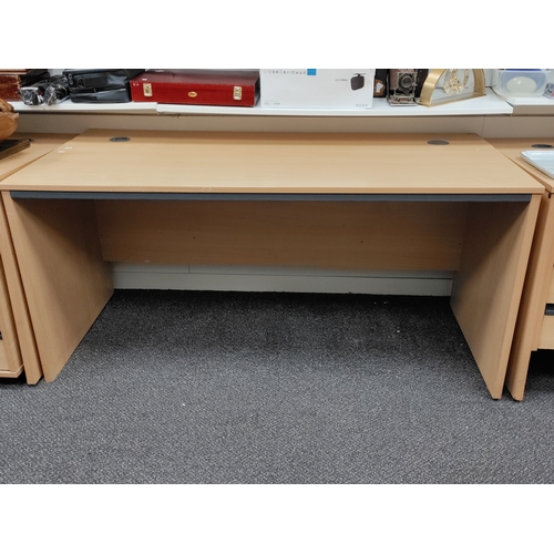 180 - Desk AF H 72cm x W 153cm x D 75cm