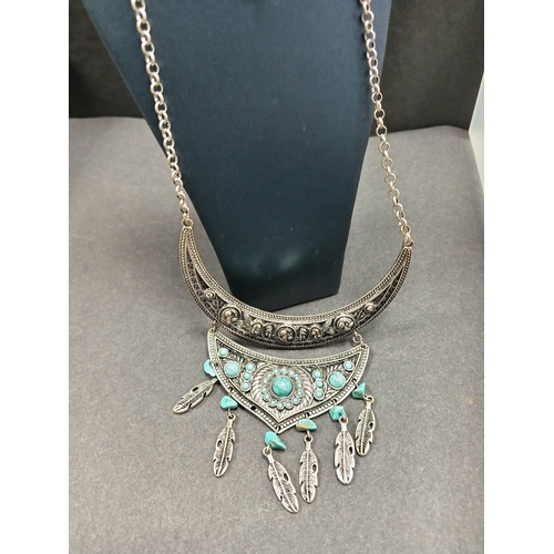 31 - Nevajo style turquoise and white metal necklace 80cm