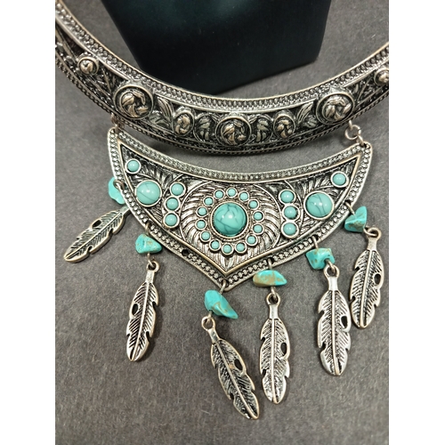 31 - Nevajo style turquoise and white metal necklace 80cm