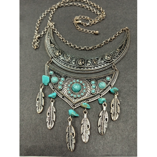 31 - Nevajo style turquoise and white metal necklace 80cm