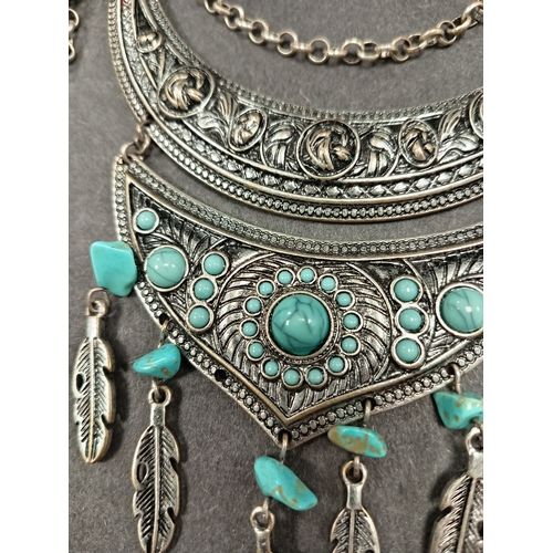 31 - Nevajo style turquoise and white metal necklace 80cm