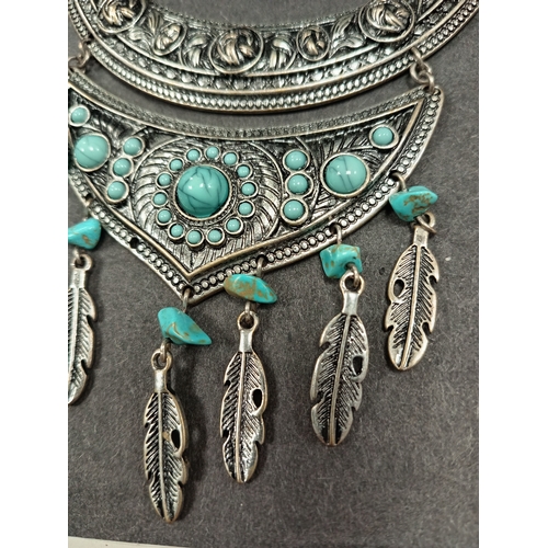 31 - Nevajo style turquoise and white metal necklace 80cm