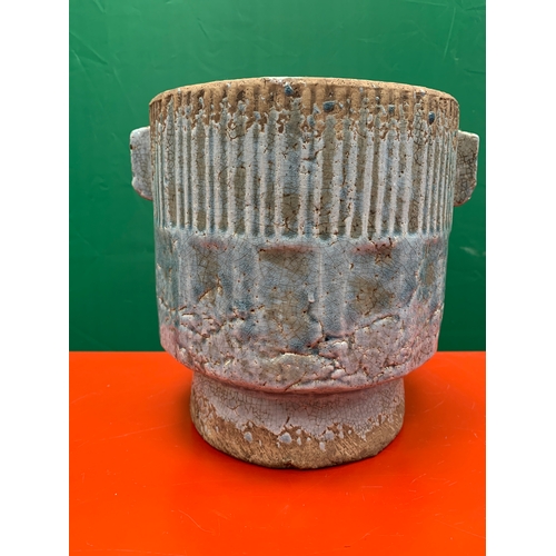 121 - Modern planter with rustic appeal. h20cm x 21cm across, Apx.