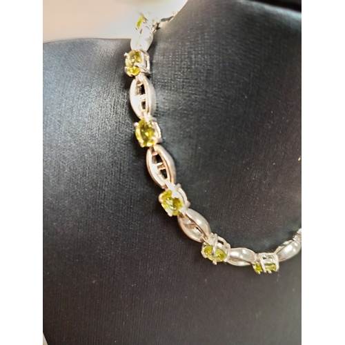 386 - 925 silver and peridot stone bracelet 18cm