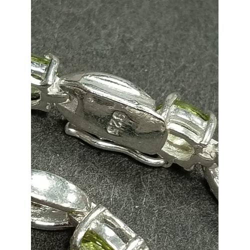 386 - 925 silver and peridot stone bracelet 18cm