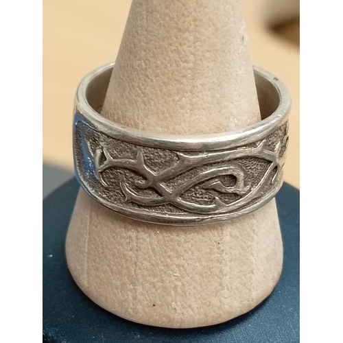 394 - Men's 925 silver celtic band ring size T