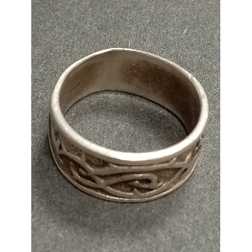 394 - Men's 925 silver celtic band ring size T